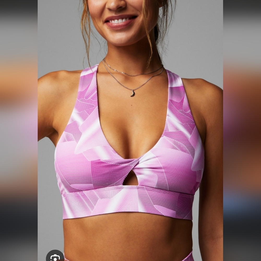 Lightly Used Oasis Twist Medium Impact Sports Bra - Fabletics